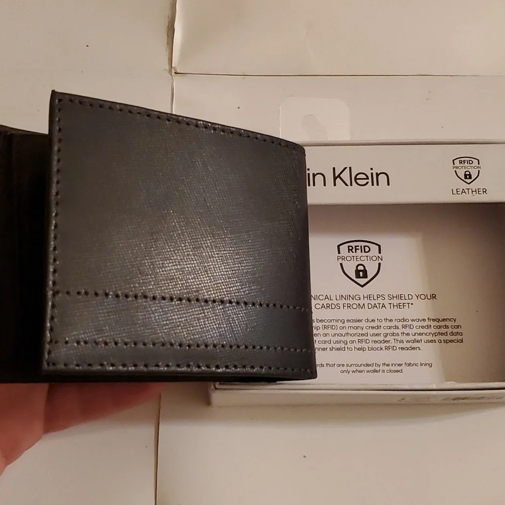 New Calvin Klein Mens brown leather wallet